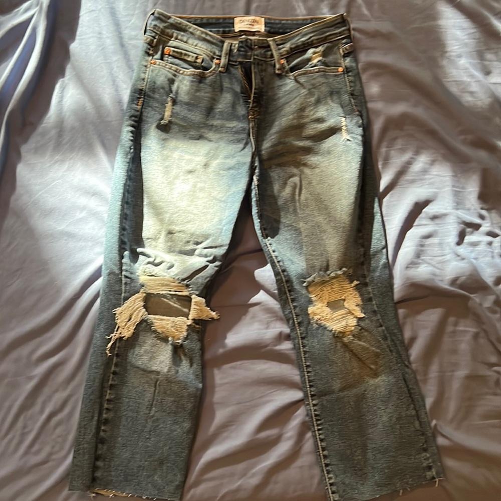 Women’s Levi Mid Rise Boyfriend Jeans. Size 6.